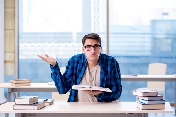 Étudiant étudiant dans la bibliothèque vide avec livre préparant ex — Photo