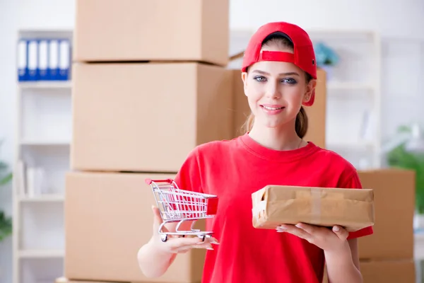 Junge Frau arbeitet im Paketverteilzentrum — Stockfoto