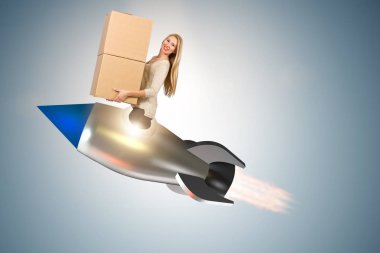 Hızlı kutuda bir kadın roketli teslimat servisi