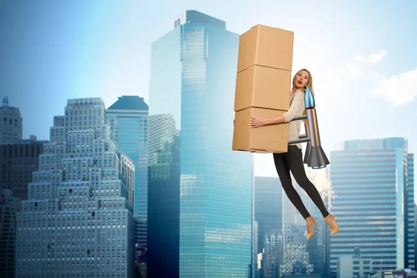 Kvinna i snabb låda leverans service på raket — Stockfoto