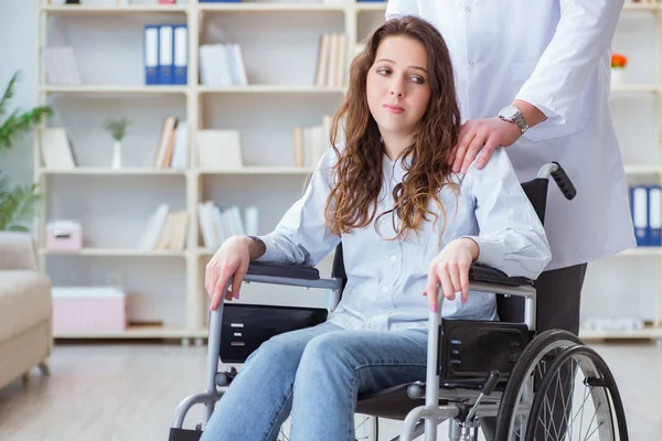 Paciente discapacitado en silla de ruedas que visita al médico para control regular — Foto de Stock