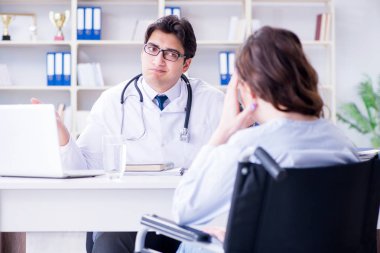 Doktorun hastaya laboratuvar sonuçlarını anlatması cesaret kırıcı.