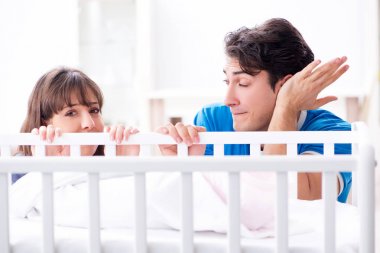 Bebek ağlamasından bıkmış genç bir aile