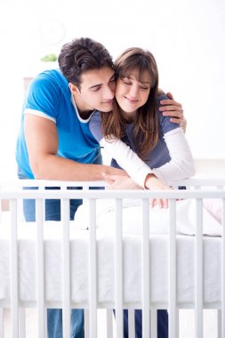 Bebek karyolasında mutlu bir aile