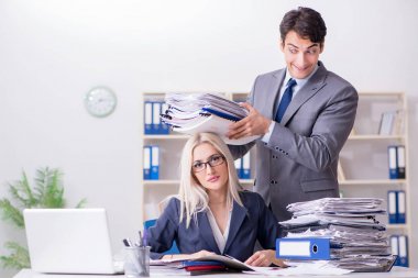 Patron sekreterine ek iş getiriyor.