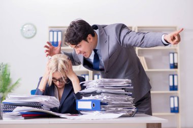 Kızgın patron sekreterine bağırıyor ve bağırıyor.