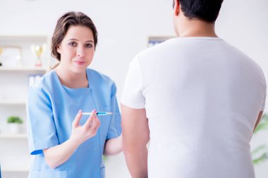 Geleneksel grip aşısı için hasta ziyaretçisi.