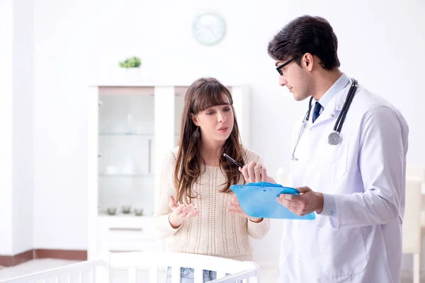 Arzt erklärt junge Mutter — Stockfoto