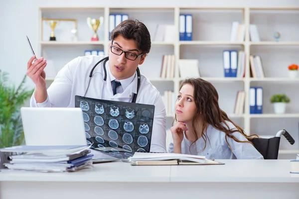 Läkaren känner sig pessimistisk om röntgenbild av patienten — Stockfoto