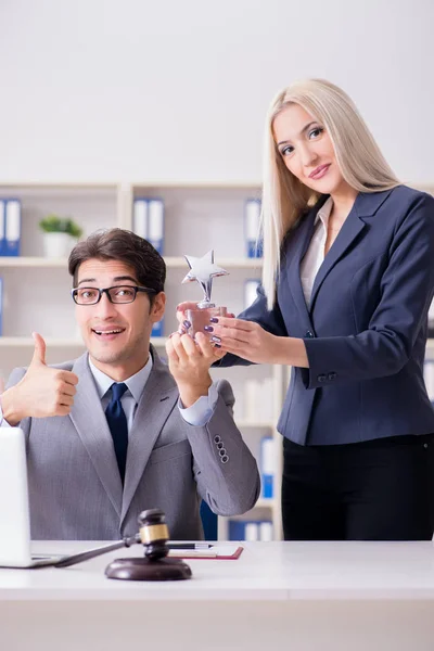 Advokat diskuterar rättsfall med klienten — Stockfoto