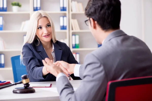 Advokat diskuterar rättsfall med klienten — Stockfoto