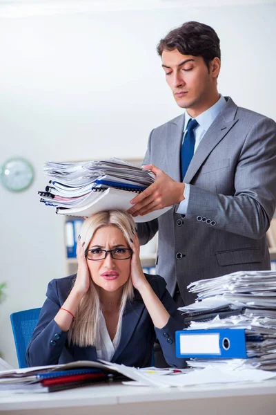 Wütender wütender Chef brüllt und schreit seine Sekretärin an — Stockfoto