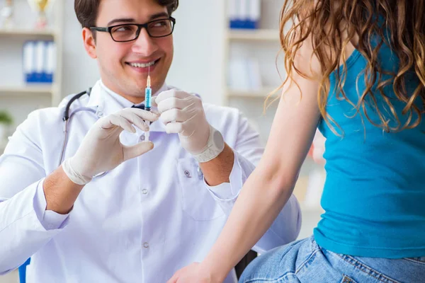 Patient visitng doctor for annual flu shot inoculation for preve — Stock Photo, Image