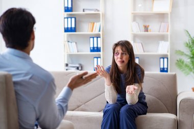 Kocası tarafından dövülen psikolog bir kadın.