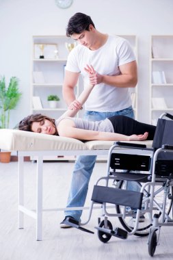 Doktorla birlikte rehabilitasyon gören hasta.