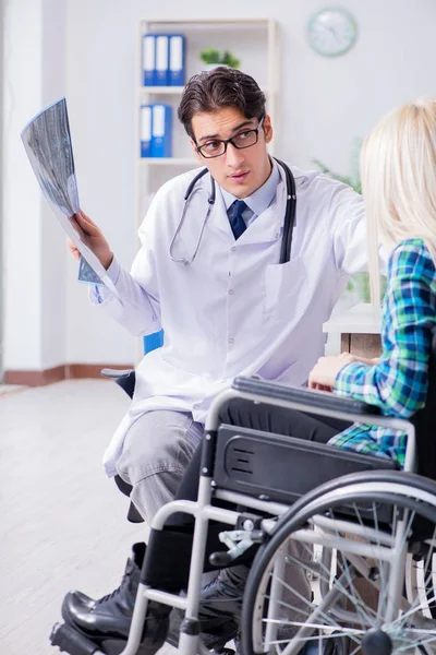 Donna disabile in sedia a rotelle in visita medico uomo — Foto Stock