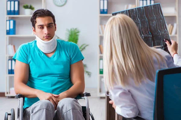 Disabled man in wheel chair visiting woman doctor — Stock Photo, Image