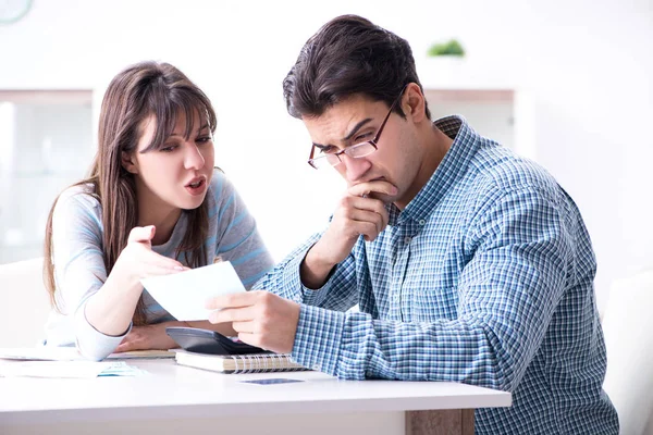 Pareja joven mirando los papeles de finanzas familiares — Foto de Stock