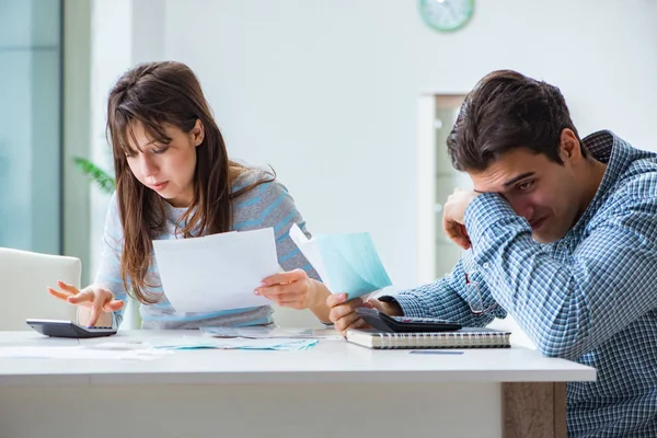 Casal jovem olhando para documentos financeiros da família — Fotografia de Stock
