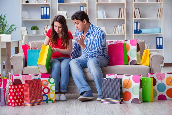 Pareja joven después de ir de compras con muchas bolsas —  Fotos de Stock