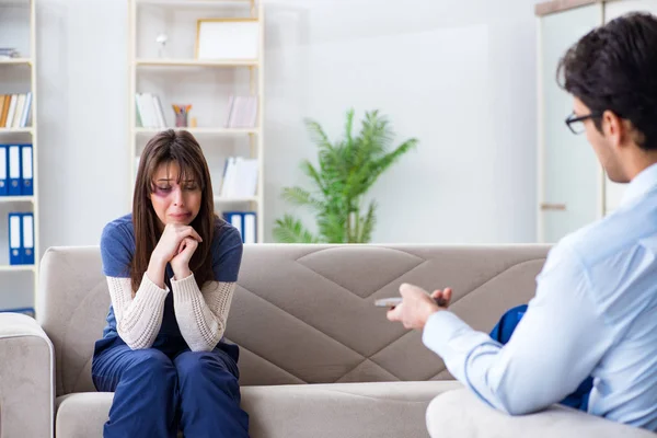 Psychologist counselling woman beaten by husband — Stock Photo, Image