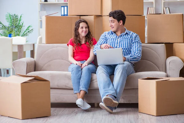 Jovem casal se mudando para casa nova com caixas — Fotografia de Stock