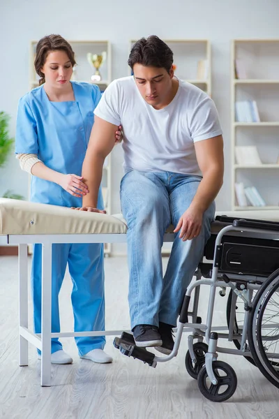 Patient unterzieht sich Rehabilitationsprogramm beim Arzt — Stockfoto