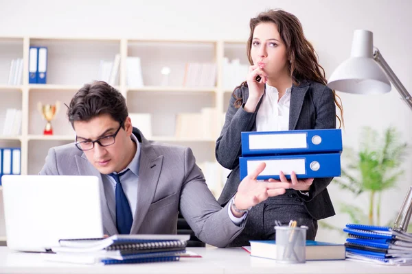 Chefe irritado infeliz com o desempenho do funcionário feminino — Fotografia de Stock