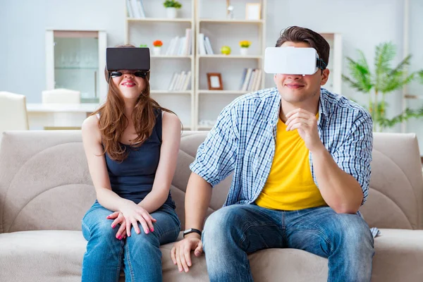 Joven familia jugando juegos con gafas de realidad virtual — Foto de Stock