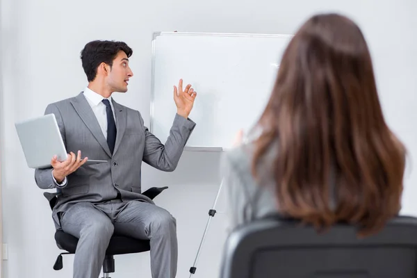 Zakelijke presentatie in het kantoor met man en vrouw — Stockfoto