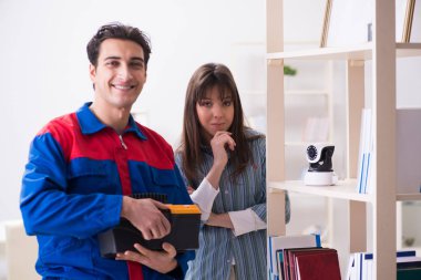 Müteahhit eve güvenlik kamerası yerleştiriyor.