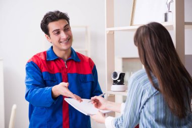 Müteahhit eve güvenlik kamerası yerleştiriyor.