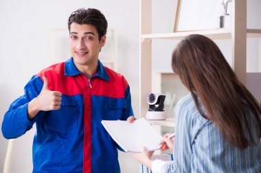 Müteahhit eve güvenlik kamerası yerleştiriyor.