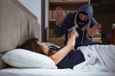 Hırsızlar gece yatak odasına girip uyuyorlar.