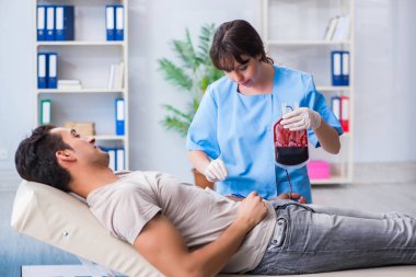Hastanenin kliniğinde kan nakli olan hasta.