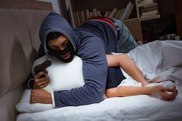 Ladrón irrumpiendo en casa por la noche en el dormitorio con wo dormir — Foto de Stock