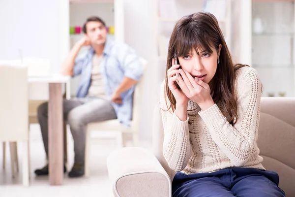 Pareja engañándose en casa — Foto de Stock