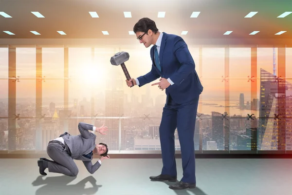 Bad angry boss threatening employee with hammer — Stock Photo, Image