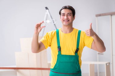 İnşaat alanında koruyucu gözlük takan bir işçi.