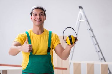 Gürültü kesme başlığını gösteren işçiler