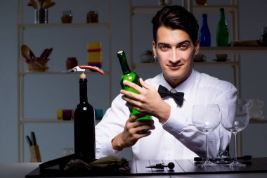 Profesyonel şarap garsonu restoranda şarap tadıyor.