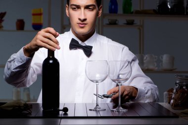 Profesyonel şarap garsonu restoranda şarap tadıyor.