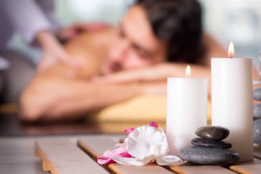 Kaplıca sırasında genç yakışıklı bir adam.