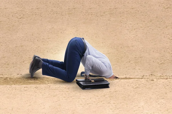 Empresario escondiendo su cabeza en la arena escapando de los problemas —  Fotos de Stock