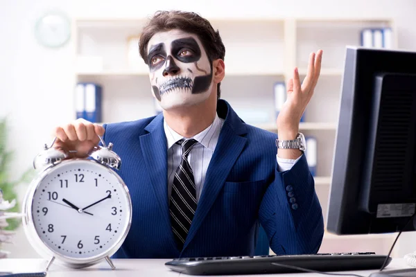 Businessmsn con maschera viso spaventoso che lavora in ufficio — Foto Stock