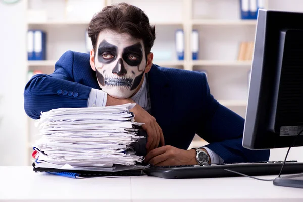 Επιχειρήσεις με τρομακτική μάσκα προσώπου που εργάζονται στο γραφείο — Φωτογραφία Αρχείου