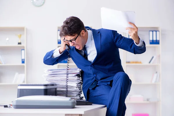 Empresario haciendo copias en copiadora —  Fotos de Stock