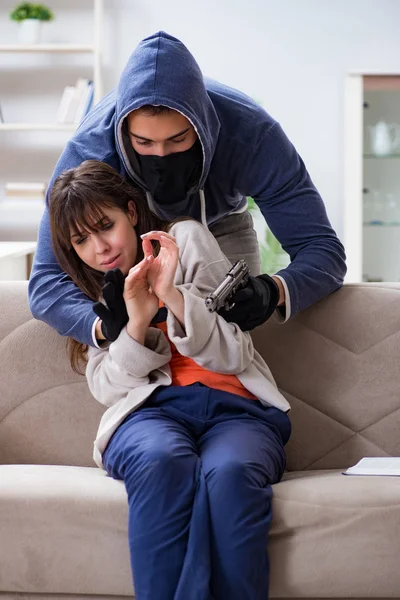 Bewaffneter Mann überfällt junge Frau zu Hause — Stockfoto