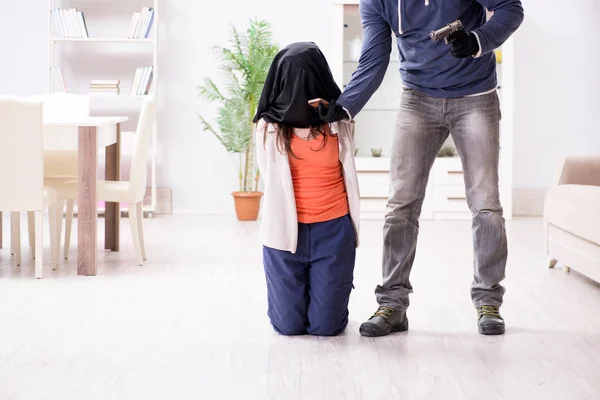 Bewaffneter Mann überfällt junge Frau zu Hause — Stockfoto