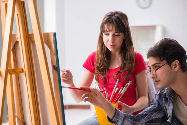 Artist coaching student in painting class in studio — Stock Photo, Image